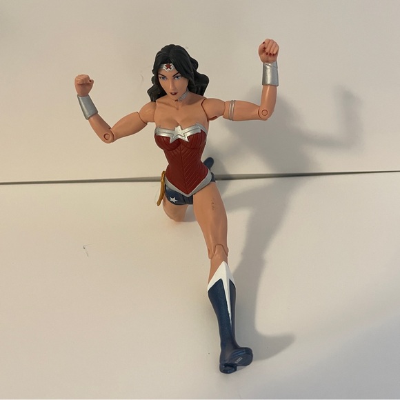 DC Collectibles WONDER WOMAN Justice League Essential Action Figure Super Hero - Picture 7 of 10